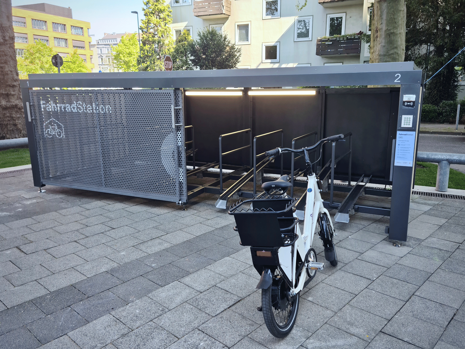 self-sufficient access system for bicycle parking