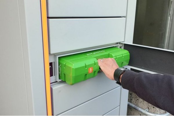 Battery replacement of a Greenpack battery Greenpack batteries in the changing station