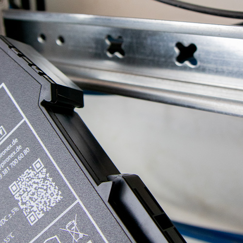 Flexibly expandable top-hat rail IPC for reliable measurement data acquisition DIN rail close-up
