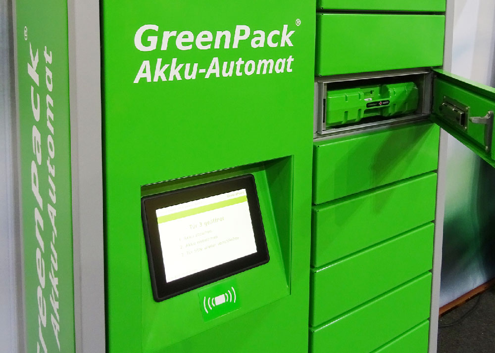 Battery charging cabinet for outdoor use